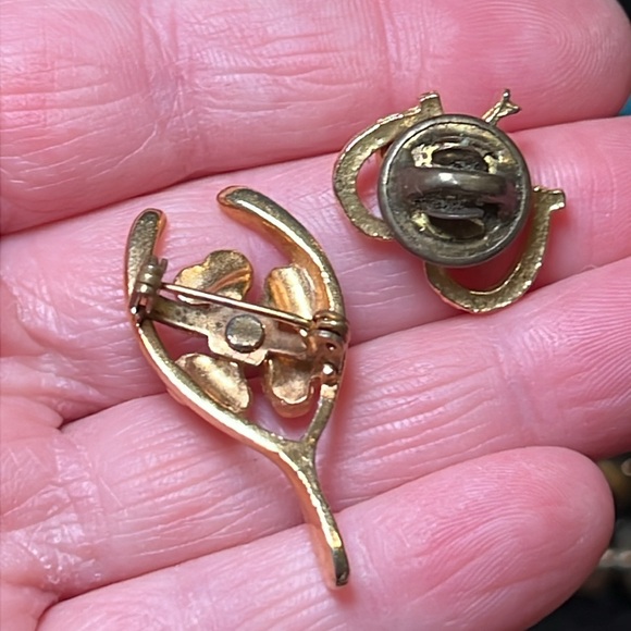 Vintage to modern estate jewelry lot - earrings, bracelets, brooches/pins - Picture 13 of 15